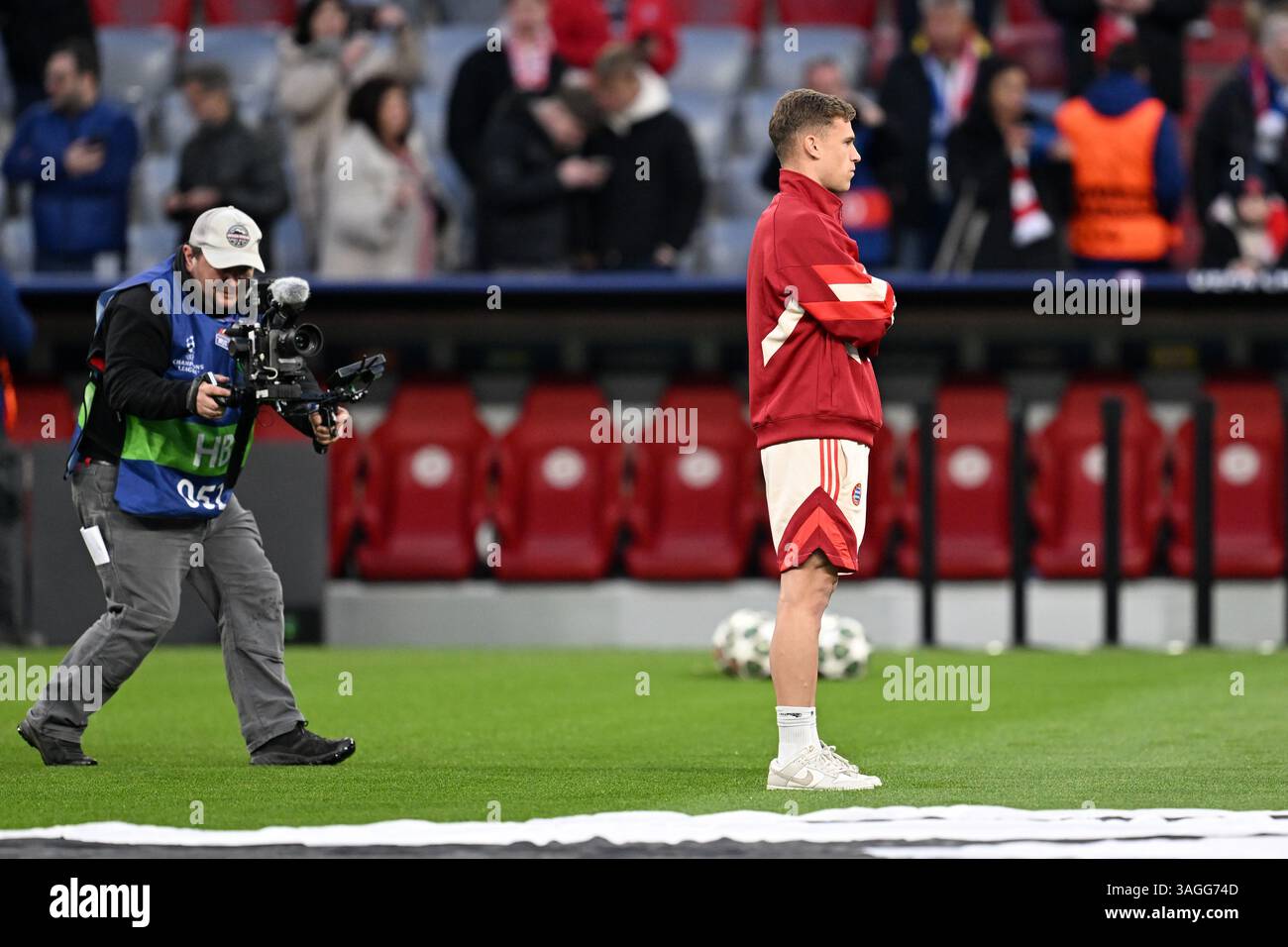 München, Deutschland. April 2025. Fußball, Champions League, FC Bayern München - Inter Mailand, Viertelfinale, Hinspiel, Allianz Arena, Münchner Joshua Kimmich steht vor dem Spiel auf dem Spielfeld. Quelle: Sven Hoppe/dpa/Alamy Live News Stockfoto