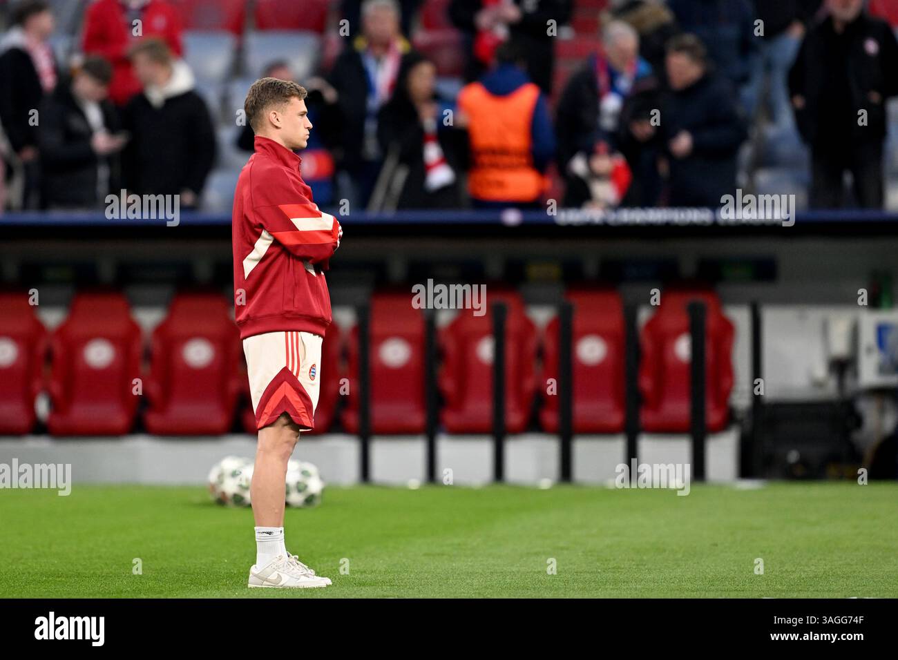 München, Deutschland. April 2025. Fußball, Champions League, FC Bayern München - Inter Mailand, Viertelfinale, Hinspiel, Allianz Arena, Münchner Joshua Kimmich steht vor dem Spiel auf dem Spielfeld. Quelle: Sven Hoppe/dpa/Alamy Live News Stockfoto
