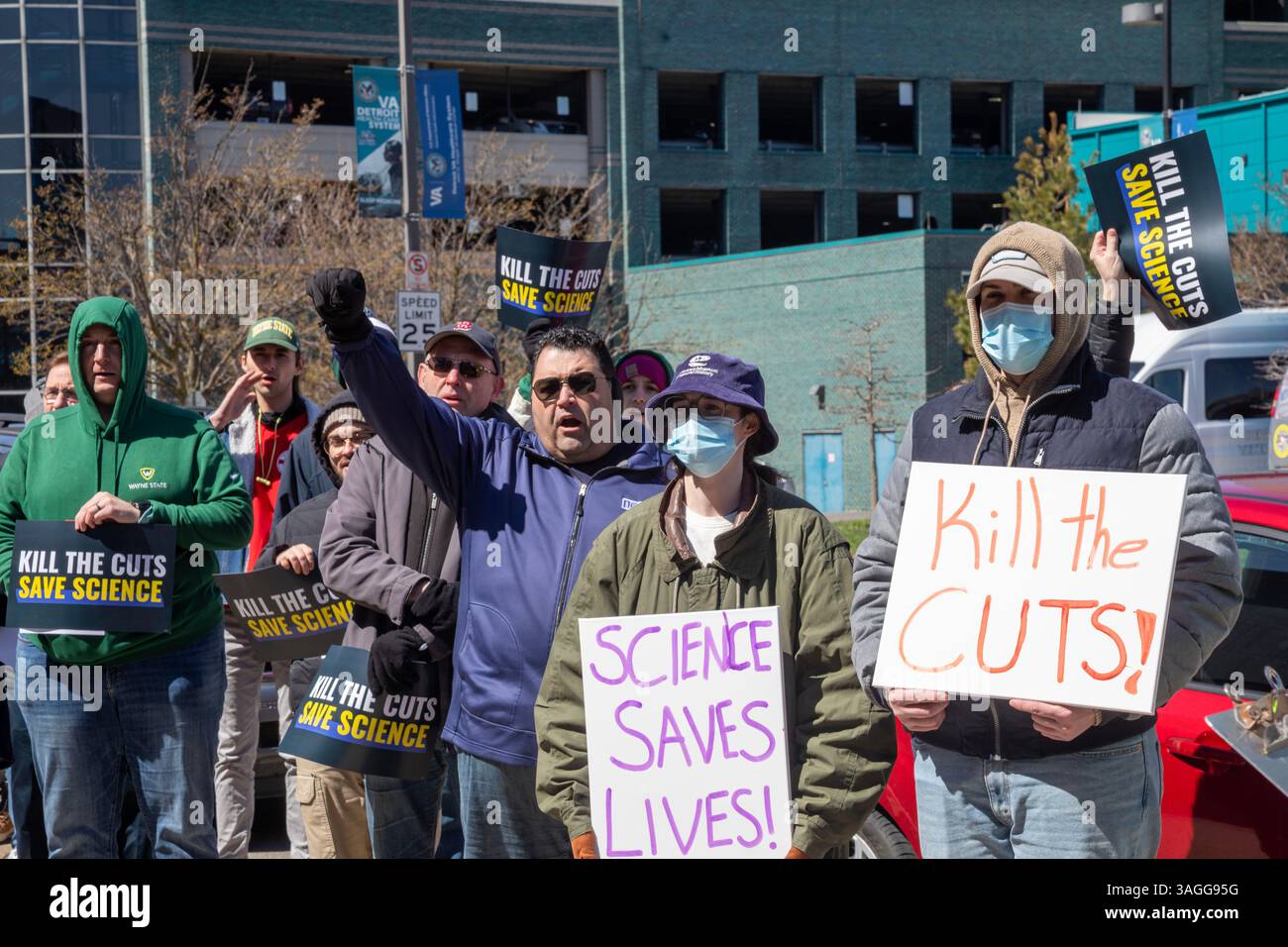 Detroit, Michigan, USA. April 2025. Gewerkschaften veranstalten an der Wayne State University eine „Kill the Cutts“-Kundgebung, bei der sie gegen Kürzungen in Forschung, Gesundheitswesen und Hochschulbildung durch die Trump-Regierung protestieren. Es war eine von vielen koordinierten Kundgebungen in den Vereinigten Staaten. Quelle: Jim West/Alamy Live News Stockfoto