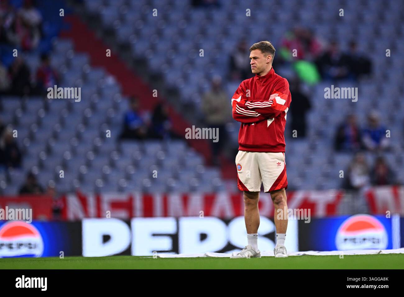 München, Deutschland. April 2025. Fußball, Champions League, FC Bayern München - Inter Mailand, Viertelfinale, erstes Leg, Allianz Arena. Münchner Joshua Kimmich steht vor dem Spiel auf dem Spielfeld. Quelle: Tom Weller/dpa/Alamy Live News Stockfoto