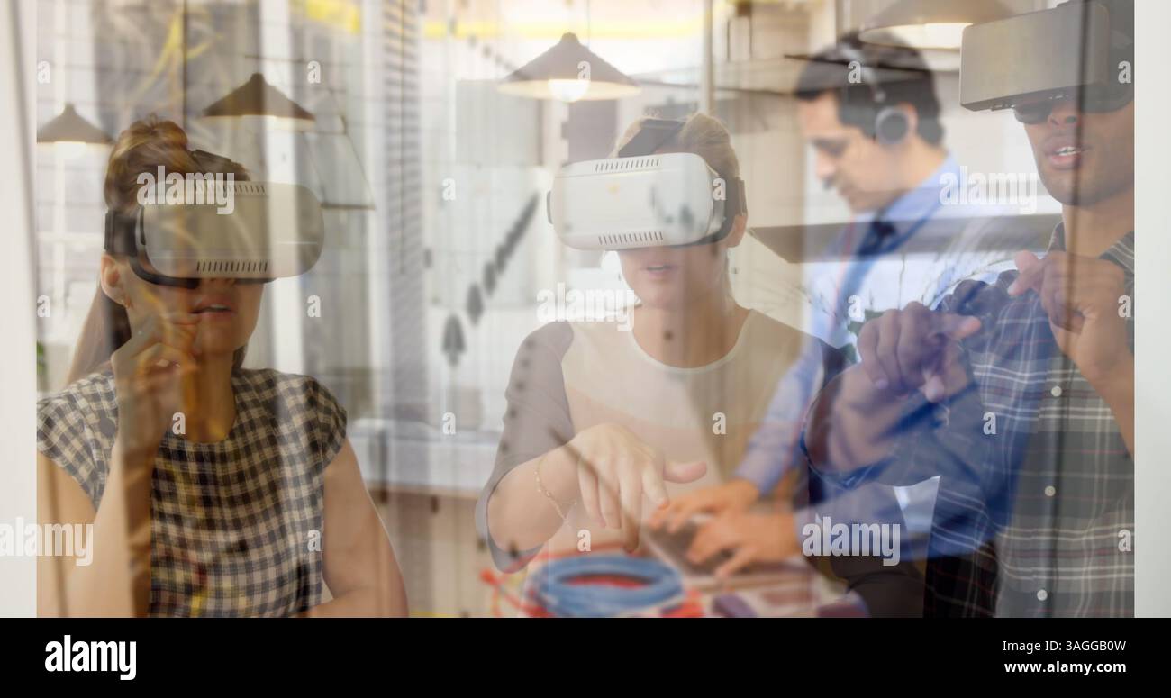 Virtual-Reality-Technologie über verschiedene Menschen, die in modernen Büros interagieren Stockfoto