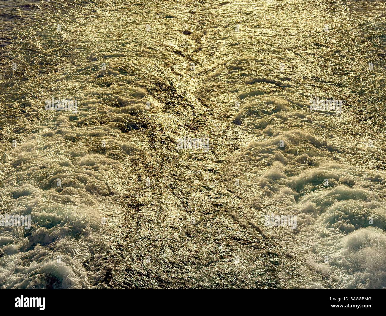 Seeblick eines Kreuzfahrtschiffes bei Sonnenuntergang. Hintergründe. Kreuzfahrt-Urlaubskonzept. Keine Personen. - Smartphone-aufgenommenes Stockfoto