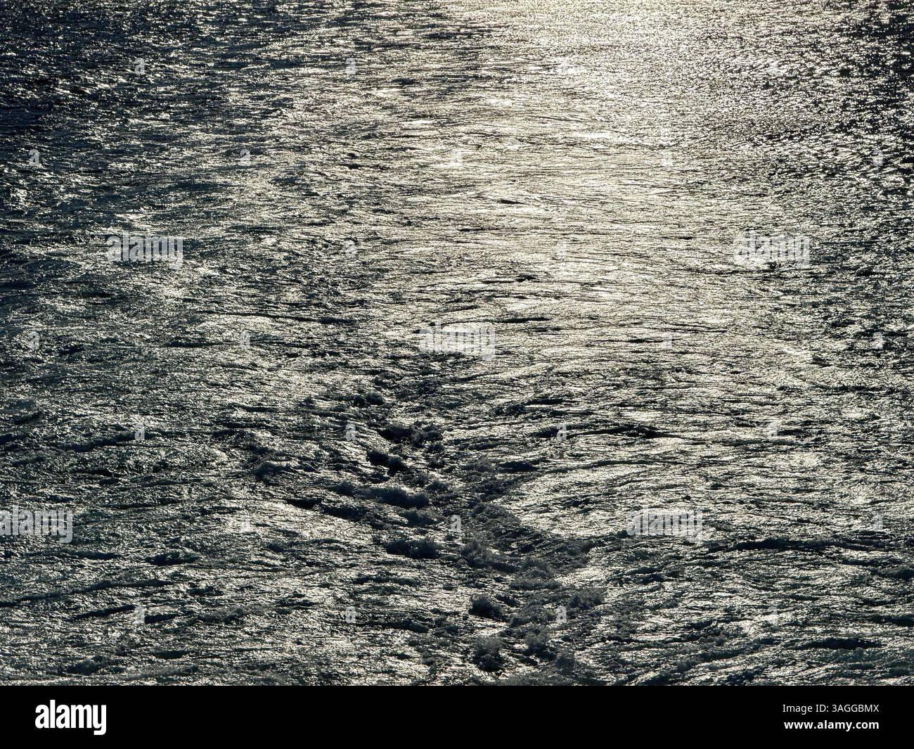 Seeblick eines Kreuzfahrtschiffes in der Abenddämmerung. Hintergründe. Kreuzfahrt-Urlaubskonzept. Keine Personen. - Smartphone-aufgenommenes Stockfoto