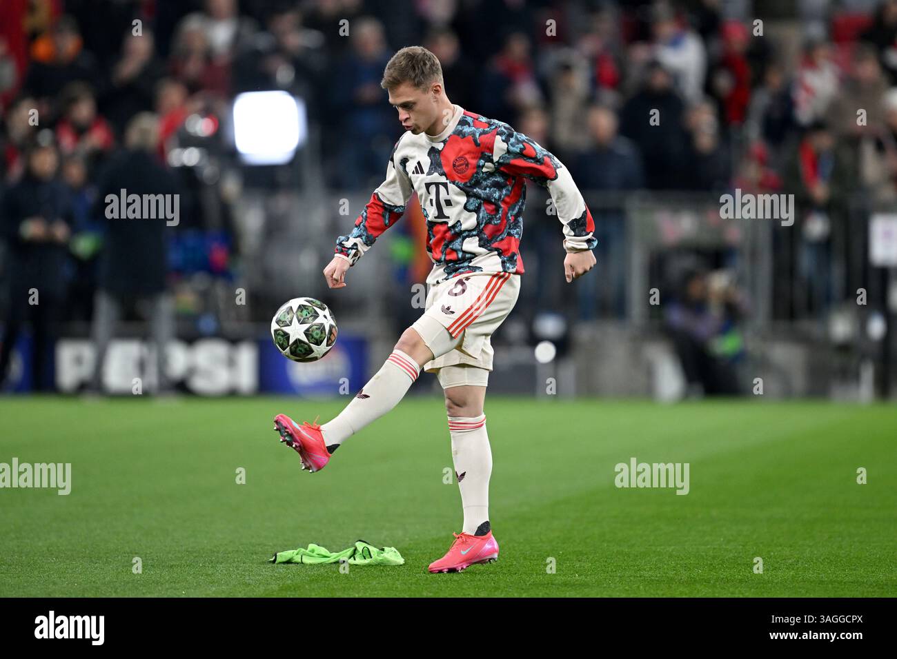 München, Deutschland. April 2025. Fußball, Champions League, FC Bayern München - Inter Mailand, Viertelfinale, erstes Leg, Allianz Arena, Münchner Joshua Kimmich wärmt vor dem Spiel auf. Quelle: Sven Hoppe/dpa/Alamy Live News Stockfoto