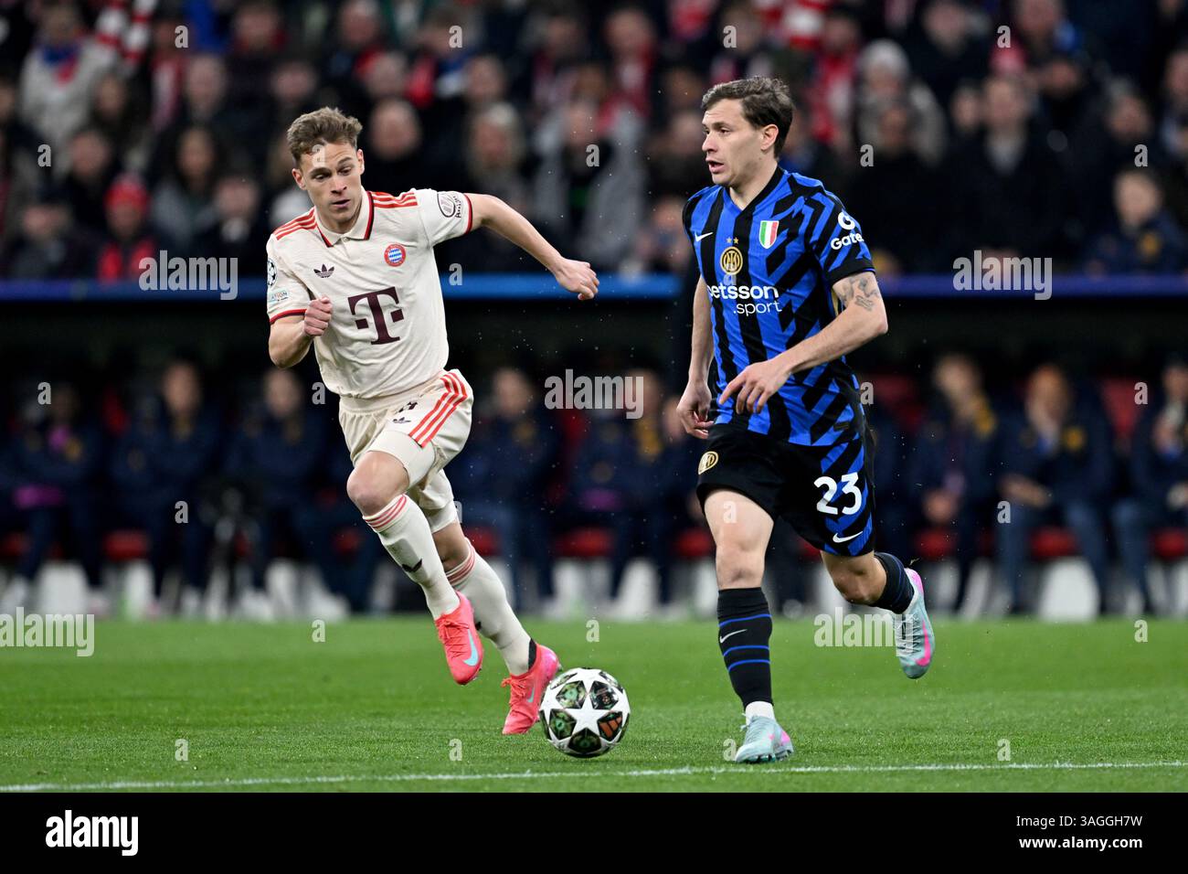 München, Deutschland. April 2025. Fußball, Champions League, FC Bayern München - Inter Mailand, Viertelfinale, erstes Leg, Allianz Arena, Münchner Joshua Kimmich (l) und Inter's Nicolo Barella kämpfen um den Ball. Quelle: Sven Hoppe/dpa/Alamy Live News Stockfoto