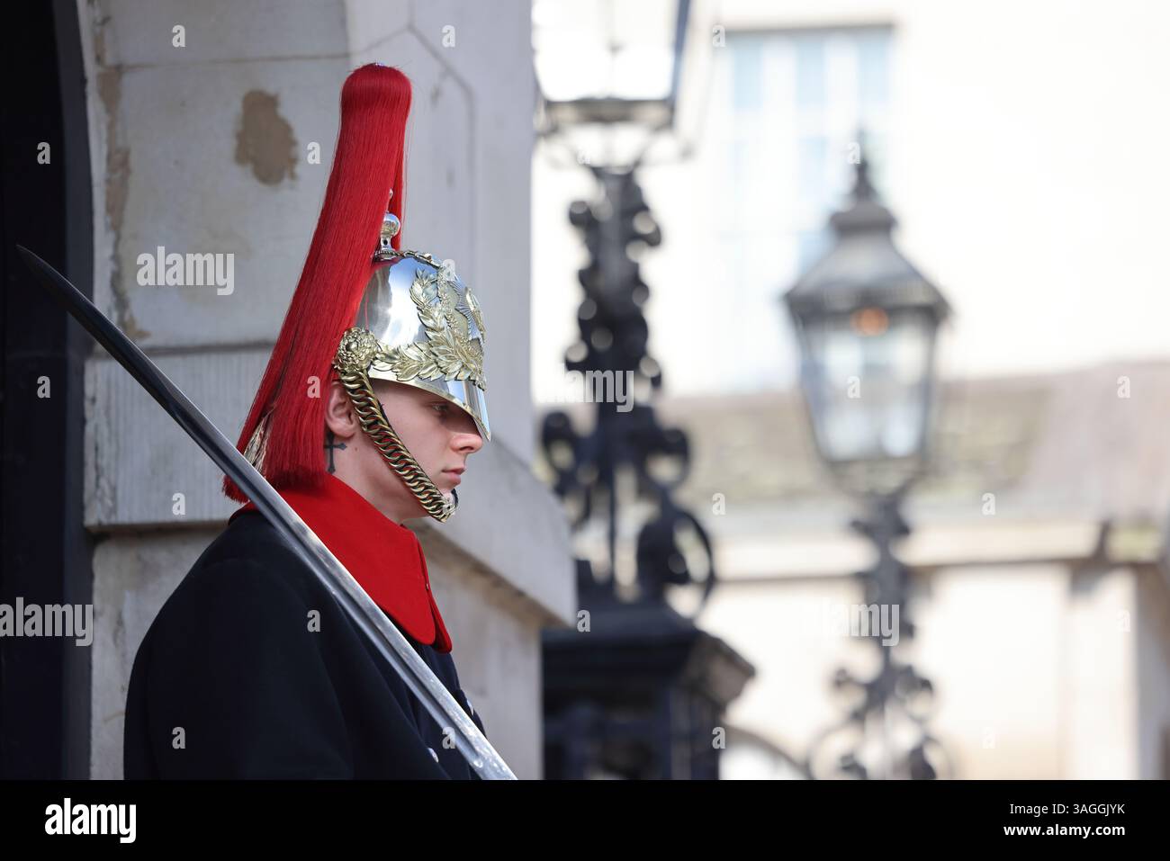 Horse Guards, Mitglieder des Household Cavalry Mounted Regiments, bewachen bei jedem Wetter und jeder Jahreszeit auf Whitehall, London, Großbritannien Stockfoto