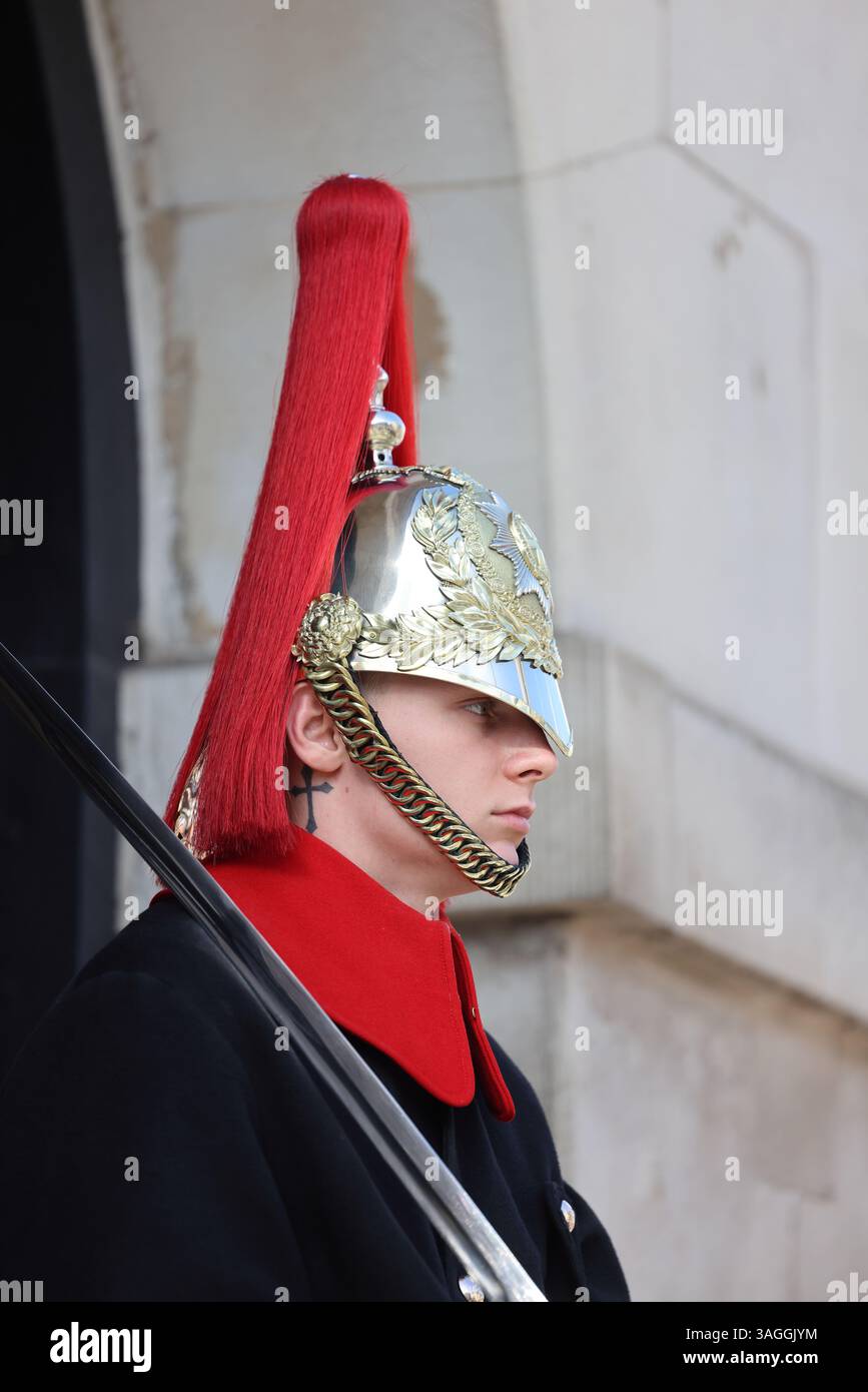 Horse Guards, Mitglieder des Household Cavalry Mounted Regiments, bewachen bei jedem Wetter und jeder Jahreszeit auf Whitehall, London, Großbritannien Stockfoto