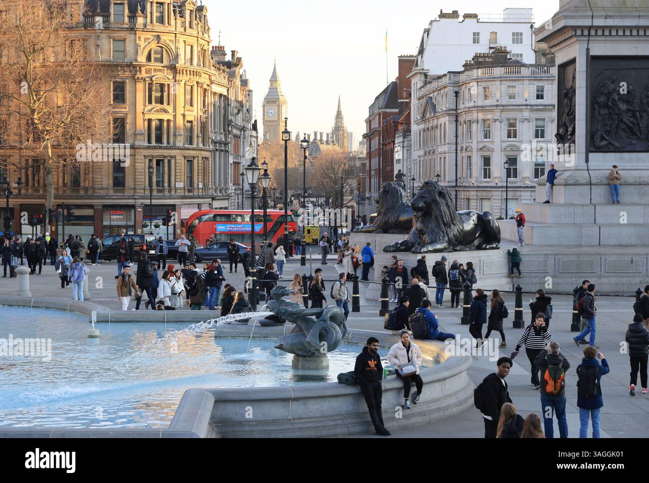 Trafalgar Square in der Wintersonne mit Big Ben auf Whitehall Beyond, in London, Großbritannien Stockfoto