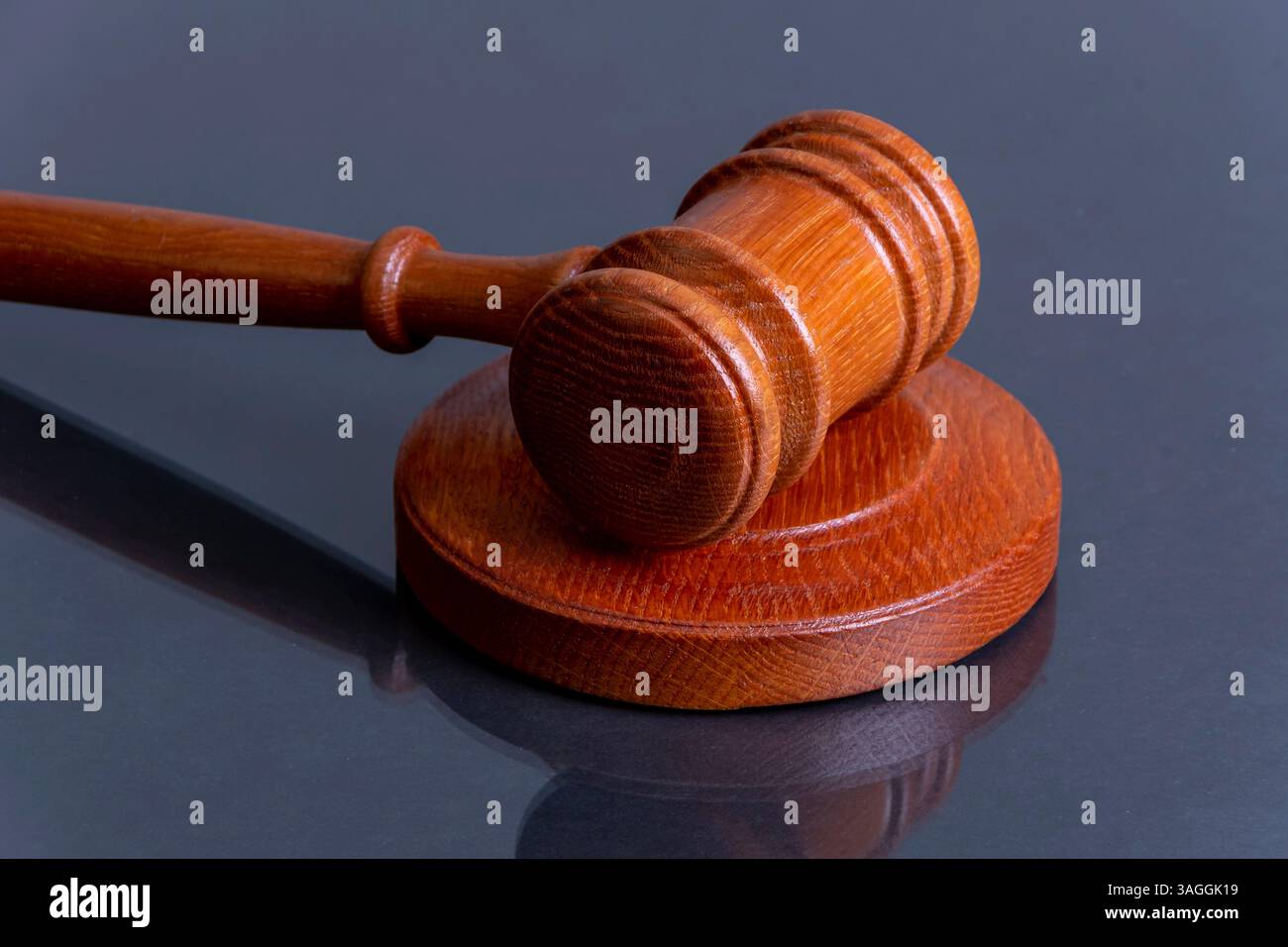 Ein richterlicher Hammer auf dunklem Hintergrund, ein Symbol für Gerechtigkeit und Strafsystem Stockfoto