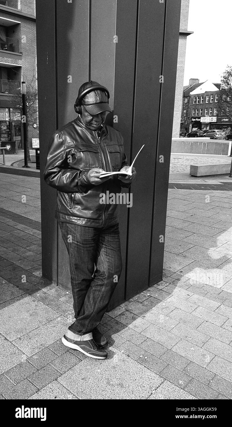 Letzter Leser: Urban Escape mit Buch und Kopfhörern Stockfoto