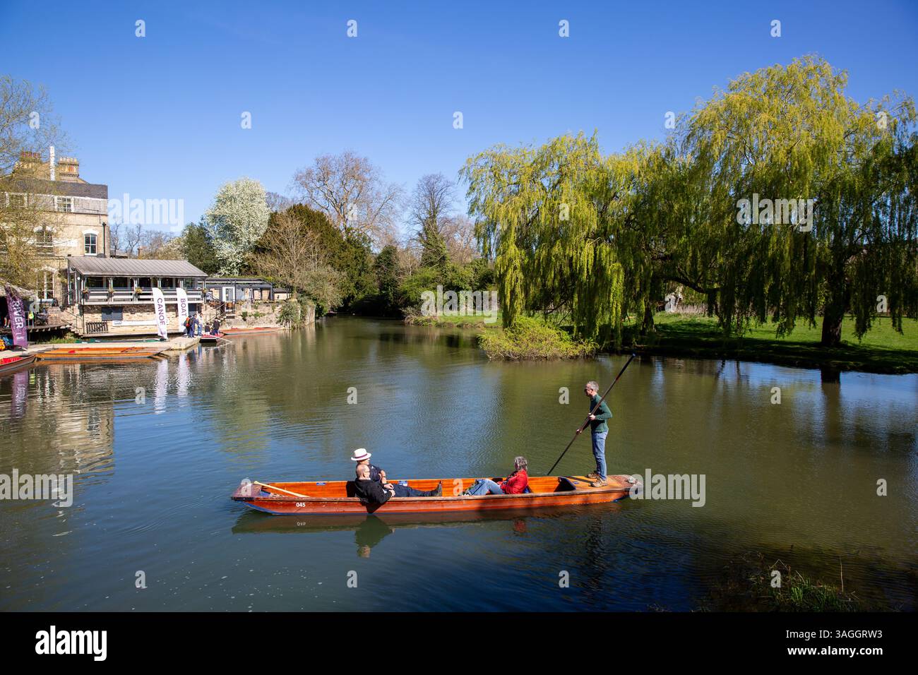 Das Bild vom 6. April zeigt Menschen, die am Sonntagmorgen auf dem Fluss Cam in Cambridge unterwegs sind, während das heiße und sonnige Wetter anhält. Stockfoto