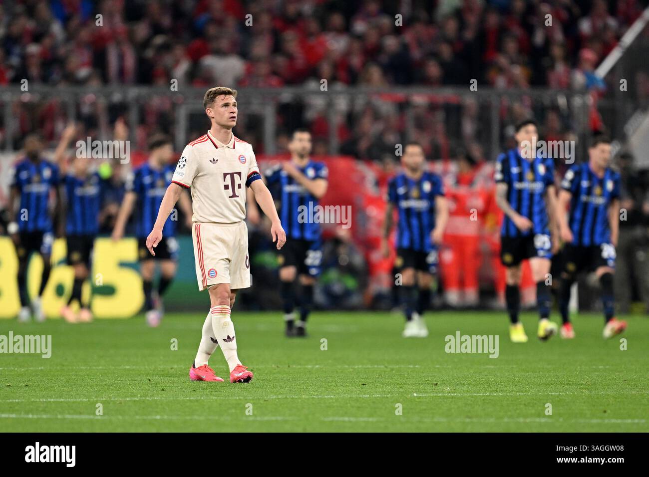 München, Deutschland. April 2025. Fußball, Champions League, FC Bayern München - Inter Mailand, Viertelfinale, erstes Leg, Allianz Arena, Münchner Joshua Kimmich reagiert nach einem 0:1 Tor. Quelle: Sven Hoppe/dpa/Alamy Live News Stockfoto