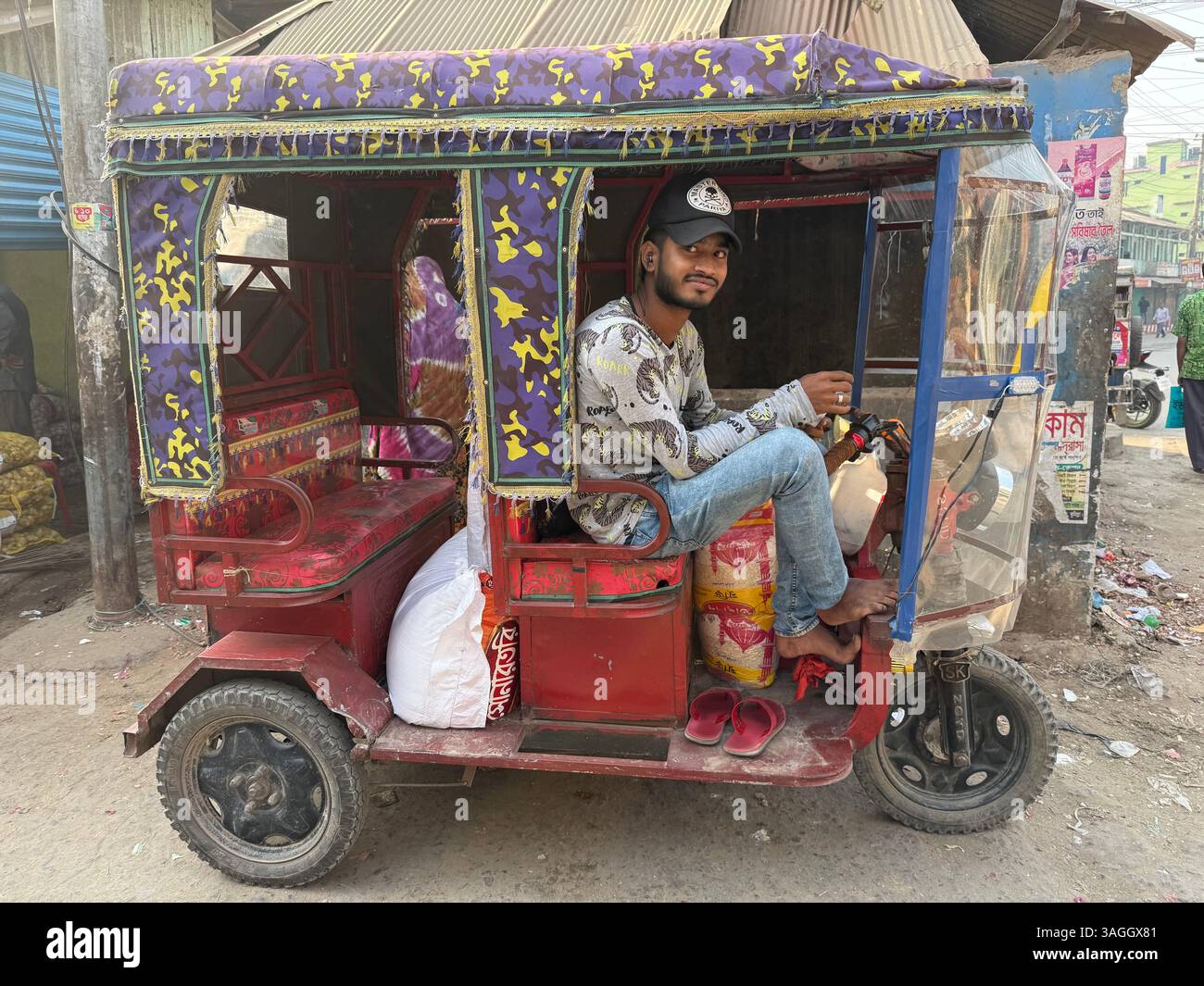 Mann im Tuk Tuk, Comilla, Bangladesch Stockfoto
