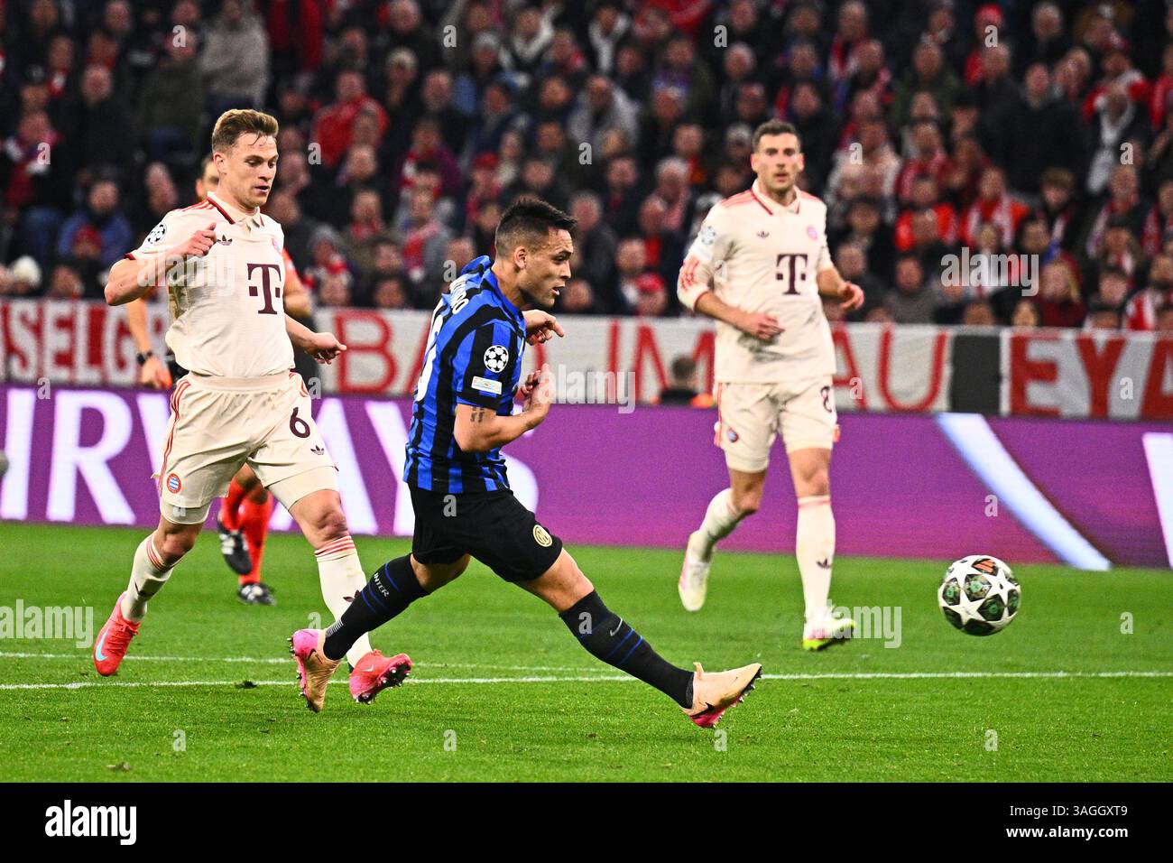 München, Deutschland. April 2025. Fußball, Champions League, FC Bayern München - Inter Mailand, Viertelfinale, erstes Leg, Allianz Arena. Der Münchner Joshua Kimmich (l) kann Inter's Lautaro Martinez nicht davon abhalten, mit 0:1 zu Punkten. Quelle: Tom Weller/dpa/Alamy Live News Stockfoto
