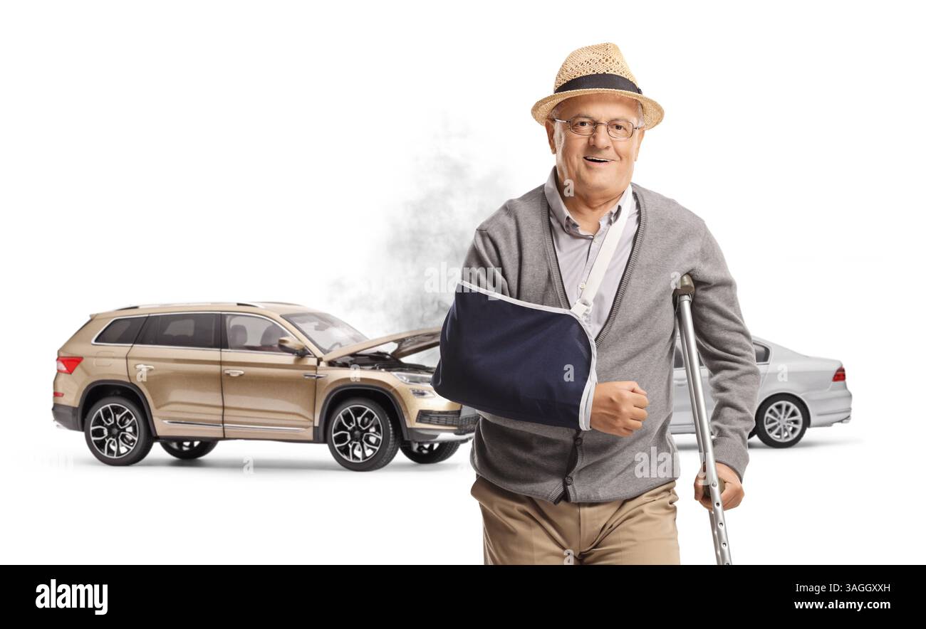 Autounfall und ein Senior-Mann mit Verletzungen isoliert auf weißem Hintergrund Stockfoto