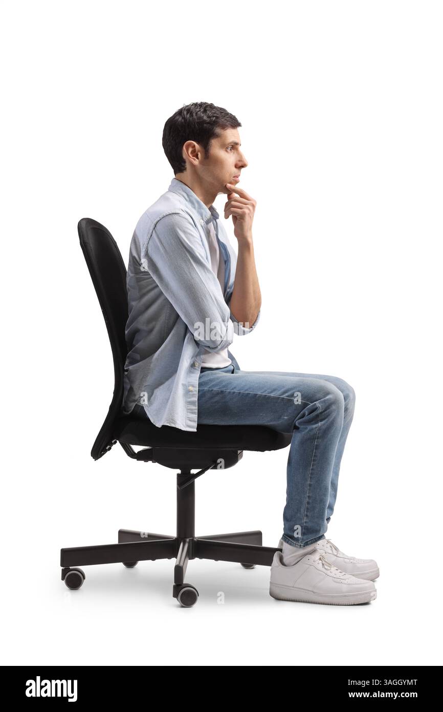 Mann sitzt in einem Bürostuhl und denkt isoliert auf weißem Hintergrund Stockfoto