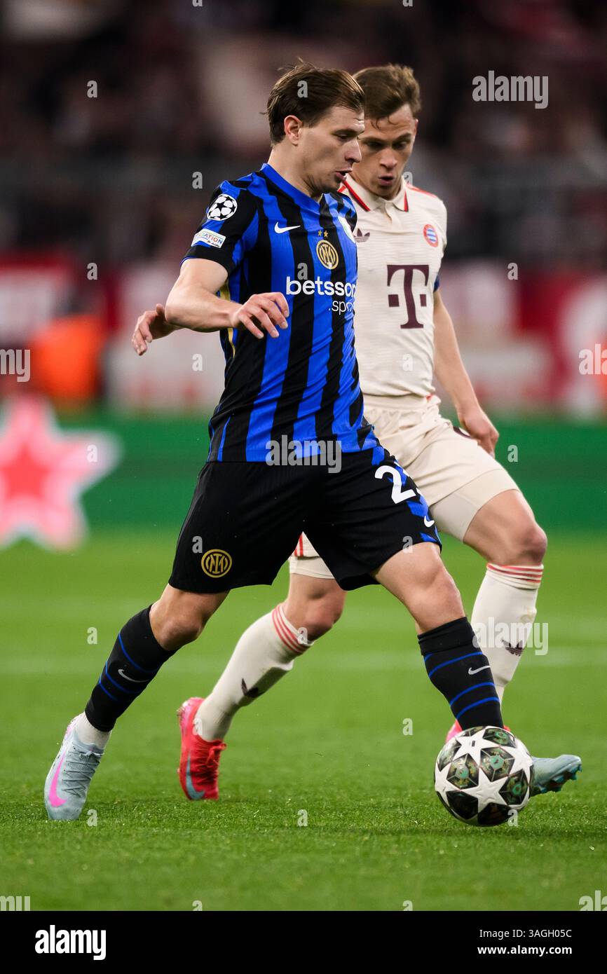 München, Deutschland. 8. April 2025. Nicolo Barella vom FC Internazionale tritt in der K.-o.-Phase der UEFA Champions League 2024/25 gegen Joshua Kimmich vom FC Bayern München und FC Internazionale um den Ball an. Quelle: Nicolò Campo/Alamy Live News Stockfoto