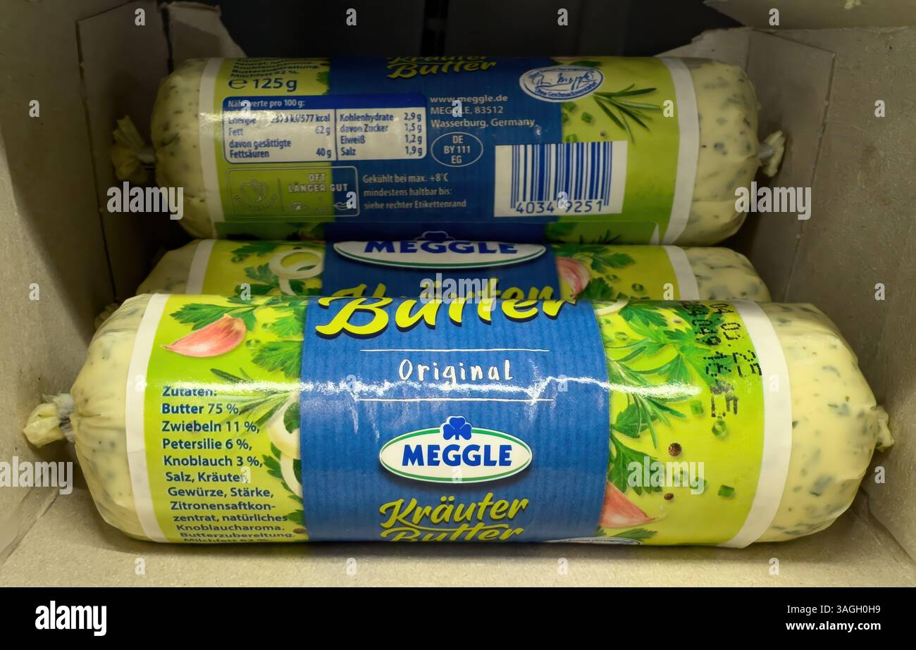 Meggle Herb Butter Paket mit traditionellen Aromen und frischen Zutaten, die das kulinarische Erlebnis mit Kräutern bereichern. - FRANKFURT, DEUTSCHLAND - Stockfoto