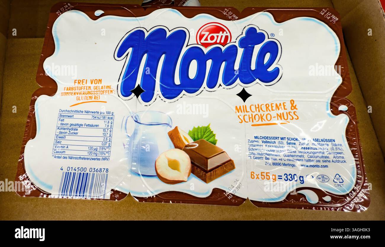 Zott Monte Dessert-Paket mit cremiger Milchschokolade und Nuss, die Dessertliebhaber optisch ansprechend macht. - FRANKFURT, DEUTSCHLAND - MA Stockfoto