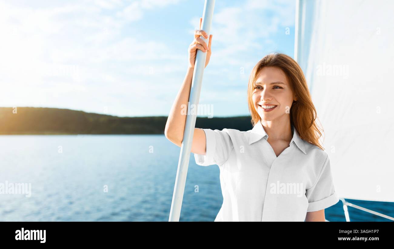 Lady Sailing On Sailboat Stehend Auf Deck Genießen Yacht-Fahrt Stockfoto