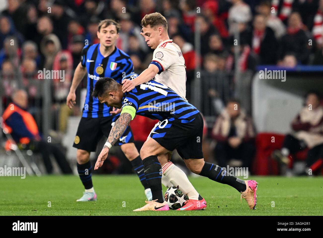 München, Deutschland. April 2025. Fußball, Champions League, FC Bayern München - Inter Mailand, Viertelfinale, erstes Leg, Allianz Arena, Münchner Joshua Kimmich (Mitte) und Inter's Lautaro Martinez (Front) kämpfen um den Ball. Quelle: Sven Hoppe/dpa/Alamy Live News Stockfoto