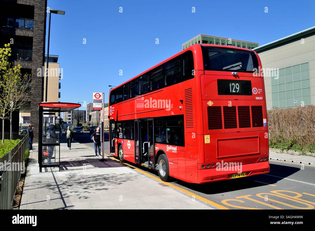 Die neue Verlängerung der TfL Route 129 über den Silvertown Tunnel führt zu einem Endbahnhof am Magellan Boulevard am Great Eastern Quay in Royal Albert Wharf, LB Newham, der von Go-Ahead London mit Elektrobussen zur Verfügung gestellt wird Stockfoto