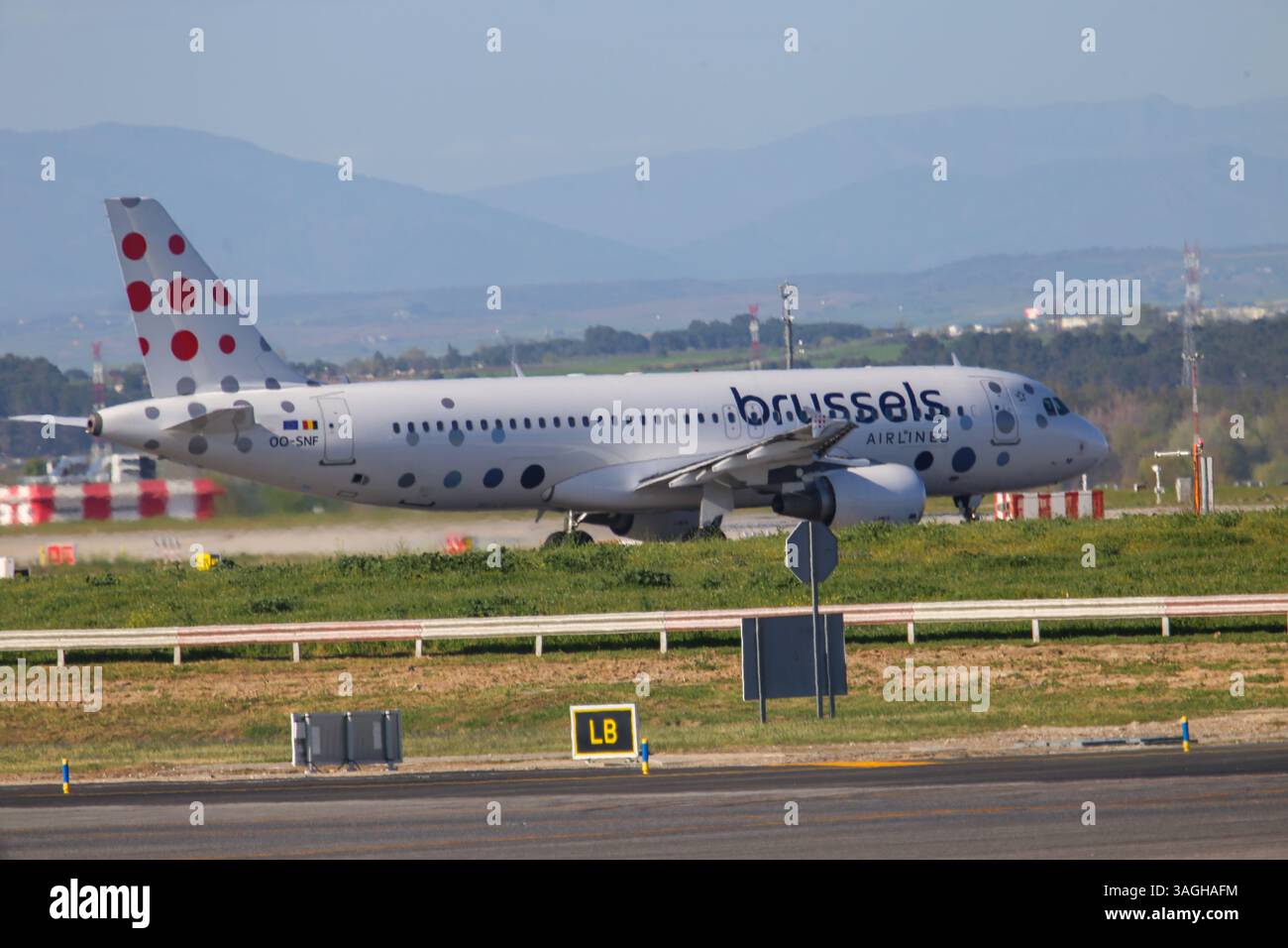 Barajas, Spanien, 8. April 2025: Ein Airbus A320 von Brussels Airlines fährt täglich am Flughafen Adolfo Suárez Madrid-Barajas am 8. April 2025 am Flughafen Adolfo Suárez Madrid-Barajas in Barajas, Spanien, zur Start- und Landebahn. Quelle: Alberto Brevers / Alamy Live News. Stockfoto
