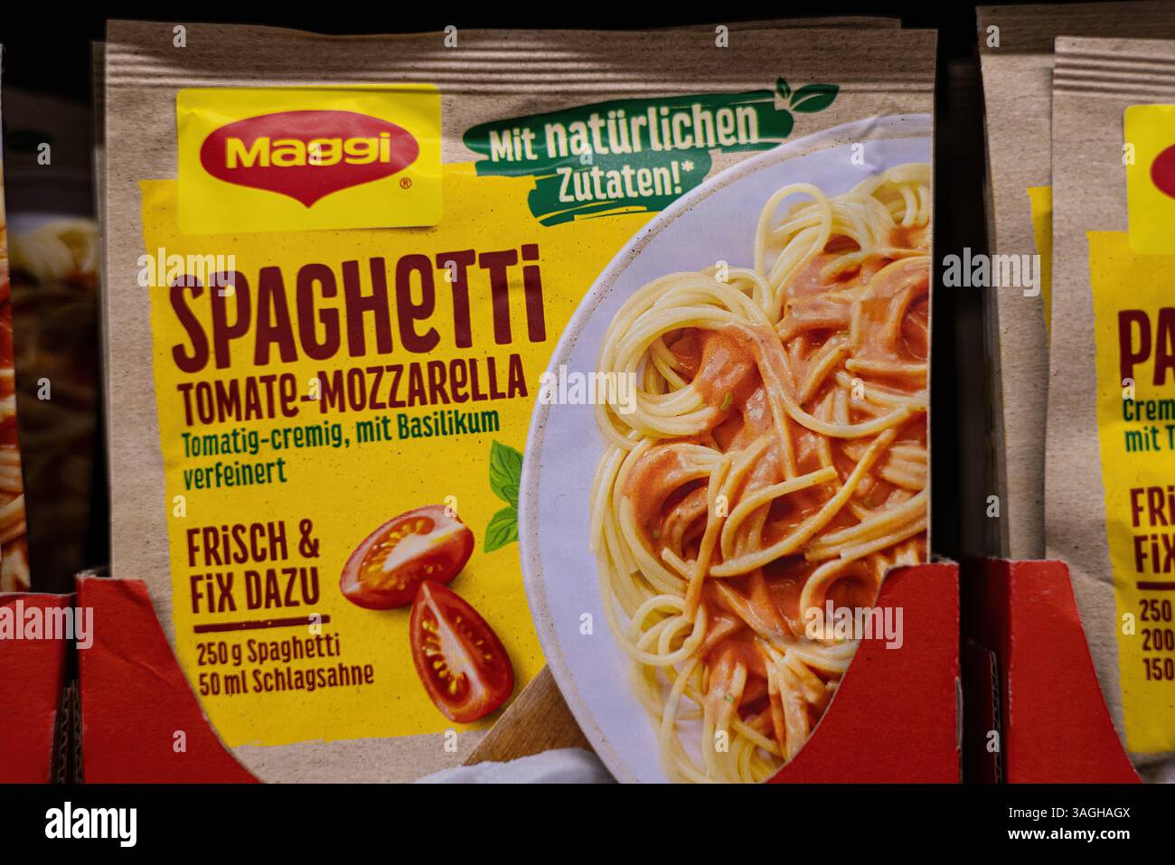 Das Maggi Spaghetti Tomate-Mozzarella-Paket bietet eine einfache Mahlzeit für Pasta-Liebhaber, die sich nach einer cremigen Tomatensoße sehnen. - FRANKFURT, DEUTSCHLAND - Stockfoto