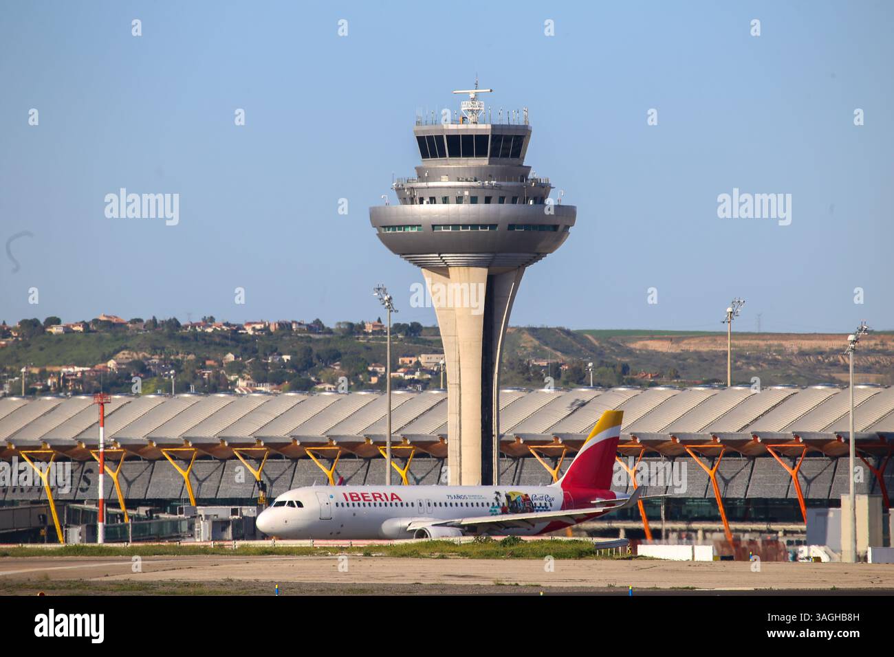Barajas, Spanien, 8. April 2025: Ein Iberia Airbus A320 passiert am 8. April 2025 den Kontrollturm am Flughafen Adolfo Suárez Madrid-Barajas Suárez in Barajas, Spanien. Quelle: Alberto Brevers / Alamy Live News. Stockfoto