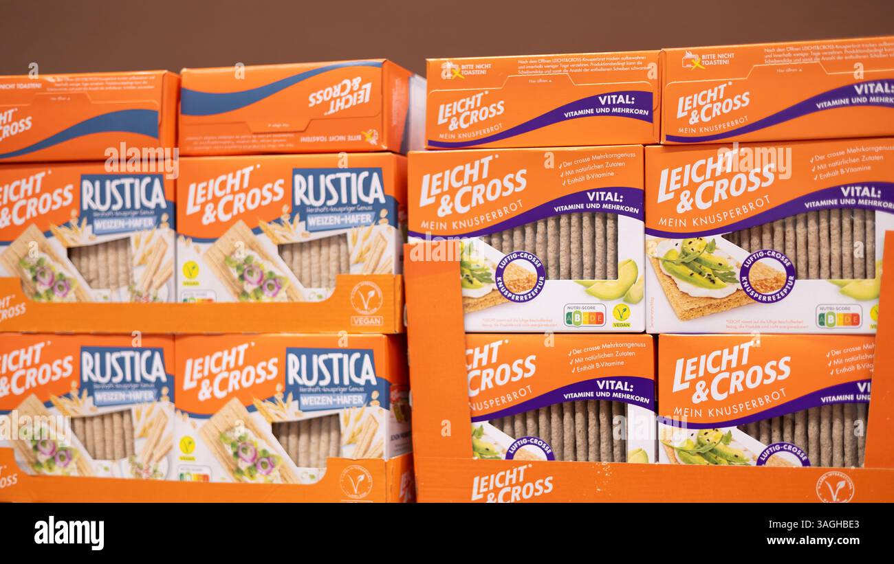 Verschiedene knusprige Cracker und Brotsticks, perfekt zum Kombinieren mit Dips, Vorspeisen oder als eigenständiger Snack. - FRANKFURT, DEUTSCHLAND - 21. MÄRZ 20 Stockfoto
