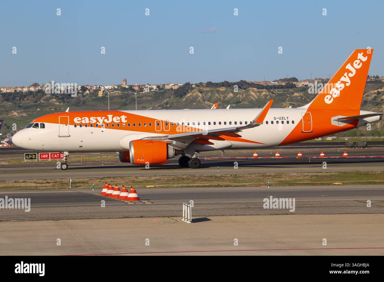 Barajas, Spanien, 8. April 2025: Der easyJet Airbus A320 fährt täglich am Flughafen Adolfo Suárez Madrid-Barajas am 8. April 2025 am Flughafen Adolfo Suárez Madrid-Barajas in Barajas, Spanien, zur Start- und Landebahn. Quelle: Alberto Brevers / Alamy Live News. Stockfoto