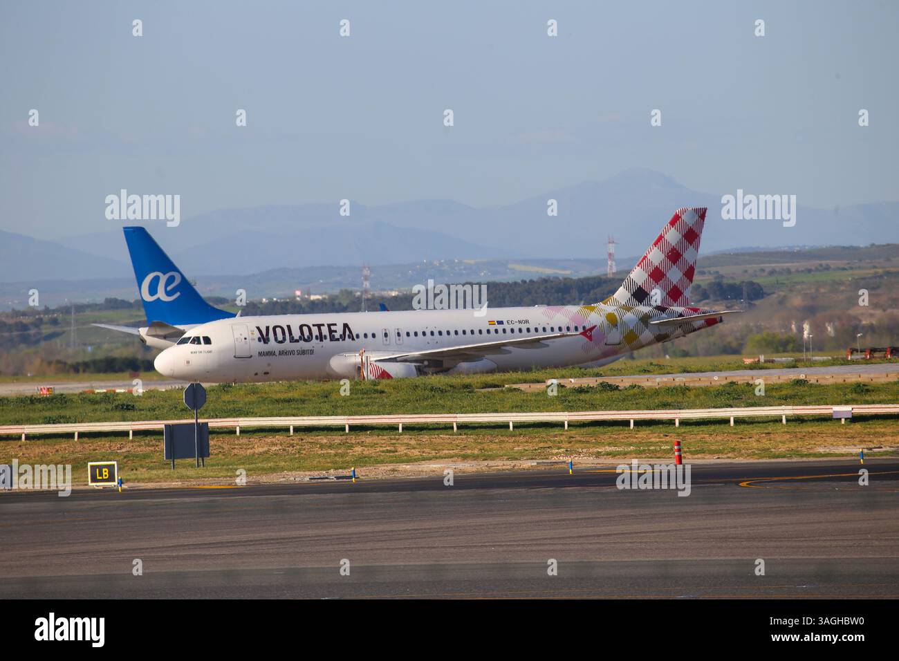 Barajas, Spanien, 8. April 2025: Ein Volotea Airbus A320 fährt täglich am Flughafen Adolfo Suárez Madrid-Barajas am 8. April 2025 am Flughafen Adolfo Suárez Madrid-Barajas in Barajas, Spanien, zur Start- und Landebahn. Quelle: Alberto Brevers / Alamy Live News. Stockfoto