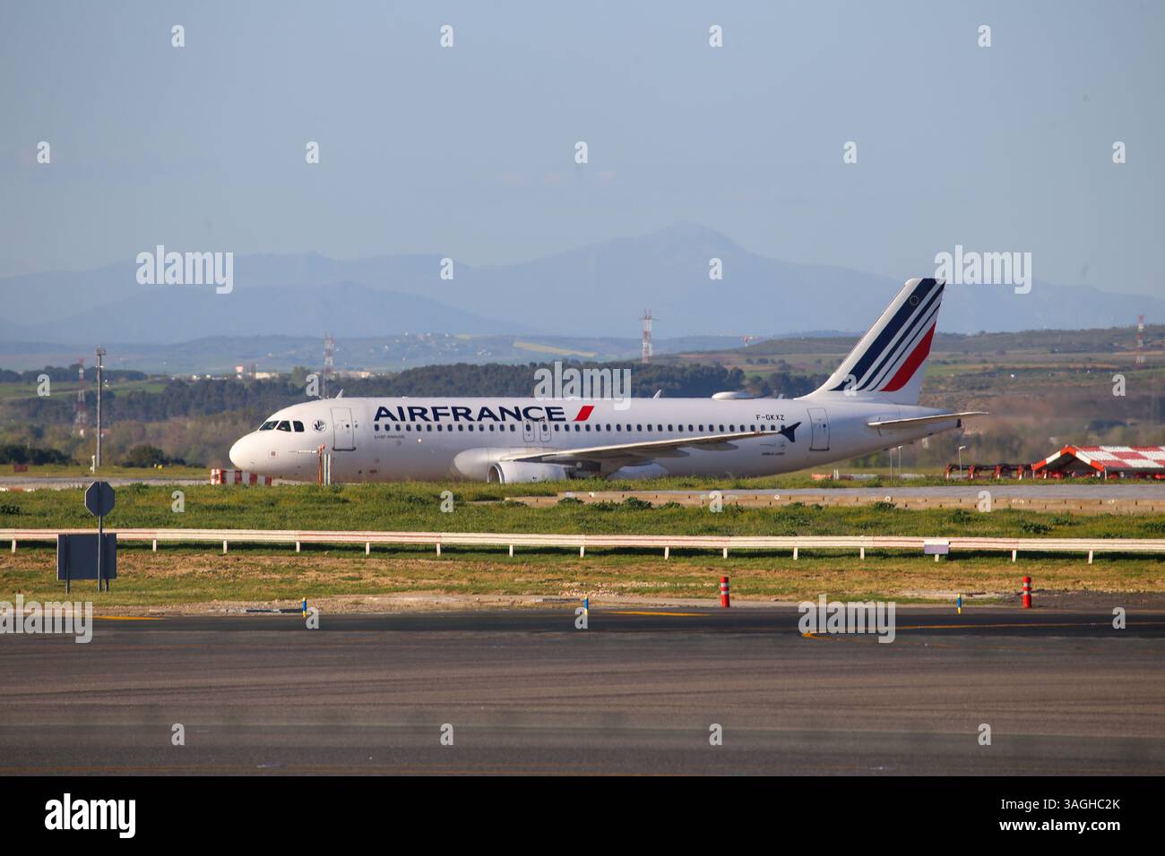 Barajas, Spanien, 8. April 2025: Ein Air France Airbus A320 fährt am 8. April 2025 am Flughafen Adolfo Suárez Madrid-Barajas am Flughafen Adolfo Suárez Madrid-Barajas in Barajas, Spanien, zur Start- und Landebahn. Quelle: Alberto Brevers / Alamy Live News. Stockfoto