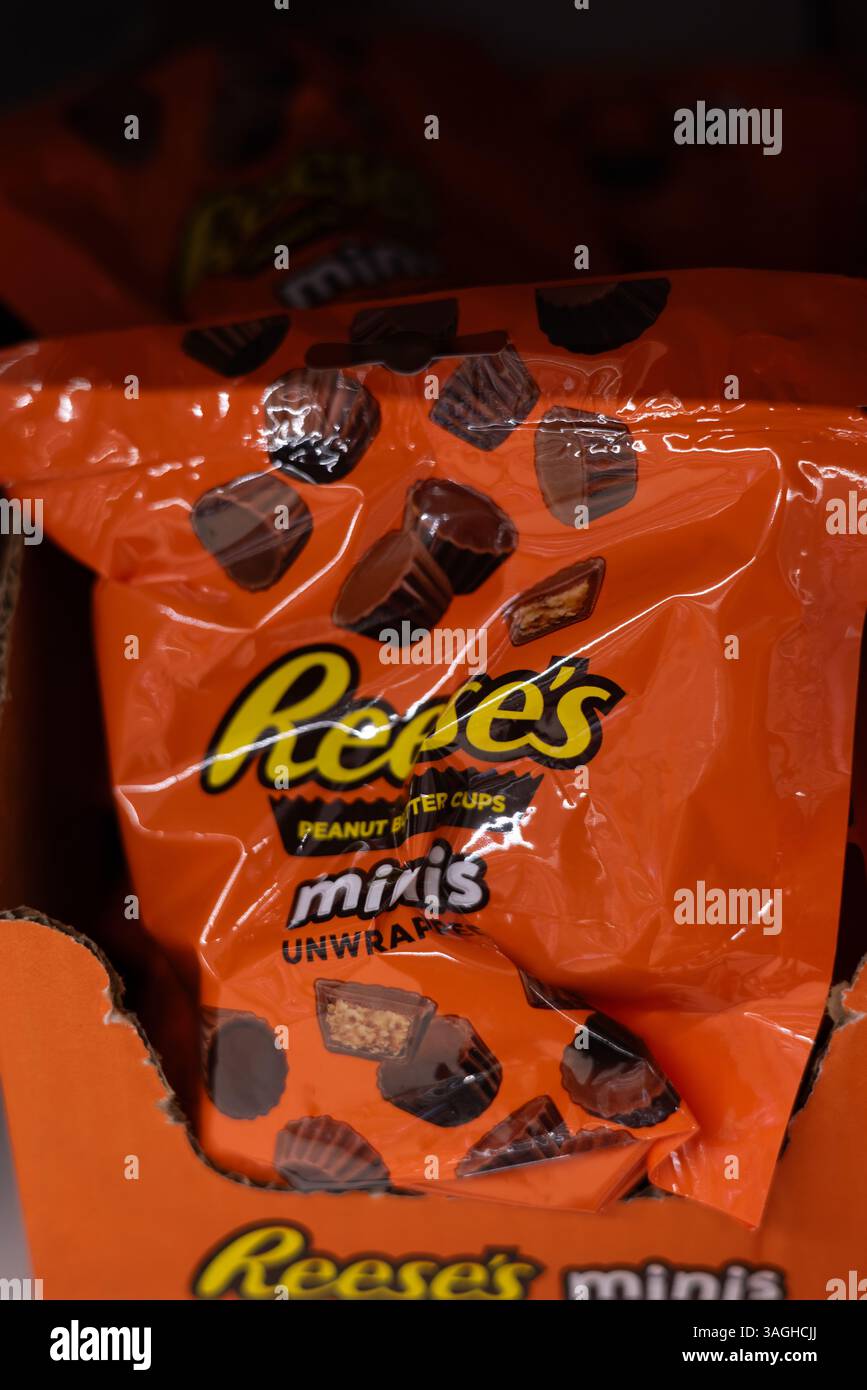 Die Verpackung von VIBRANT Reese's Pieces wird präsentiert und unterstreicht das auffällige Design und die köstlichen Erdnussbutter-Bonbons im Inneren. - FRANKFURT, DEUTSCHLAND - M Stockfoto