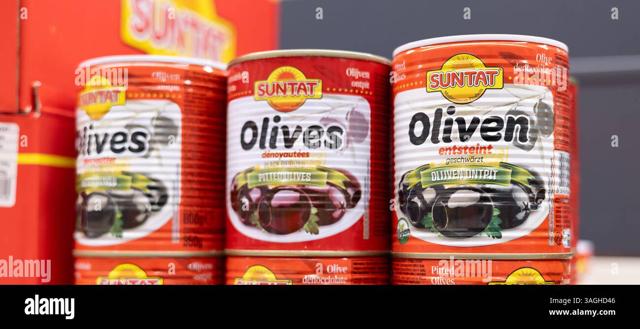 Eine Kollektion von Suntat Olivenkannen präsentiert ihr attraktives Design und den Reiz des mediterranen Geschmacks. - FRANKFURT, DEUTSCHLAND - 2. MÄRZ Stockfoto