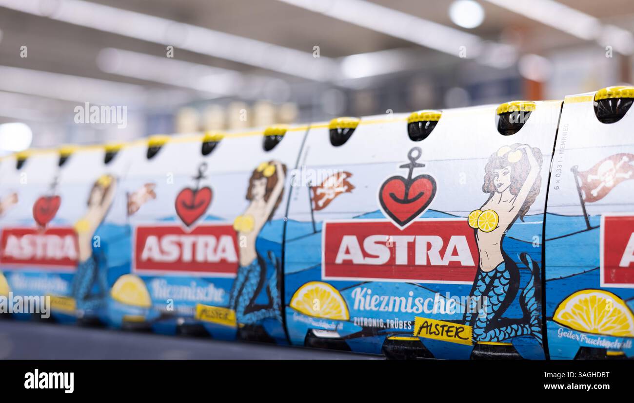 Eine lebendige Präsentation von Astra Bierpackungen mit verspieltem Design und Branding, ideal für zwanglose Treffen. - FRANKFURT, DEUTSCHLAND - 21. MÄRZ 2025 Stockfoto