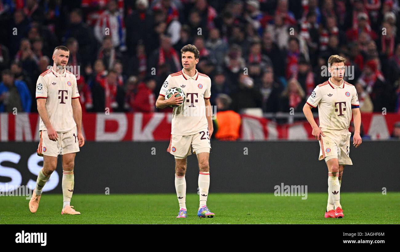 München, Deutschland. April 2025. Fußball, Champions League, FC Bayern München - Inter Mailand, Viertelfinale, erstes Leg, Allianz Arena. Münchner Eric Dier (l-r), Münchner Thomas Müller und Münchner Joshua Kimmich gehen nach der Niederlage 2-1 zum Kick-off. Quelle: Tom Weller/dpa/Alamy Live News Stockfoto