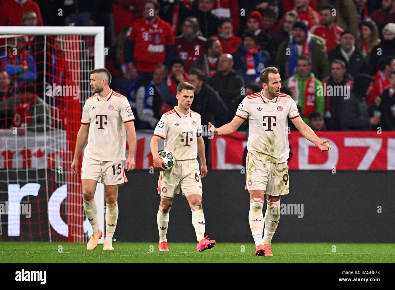 München, Deutschland. April 2025. Fußball, Champions League, FC Bayern München - Inter Mailand, Viertelfinale, erstes Leg, Allianz Arena. Münchner Eric Dier (l-r), Münchner Joshua Kimmich und Münchner Harry Kane reagieren nach der Niederlage von 2-1. Quelle: Tom Weller/dpa/Alamy Live News Stockfoto