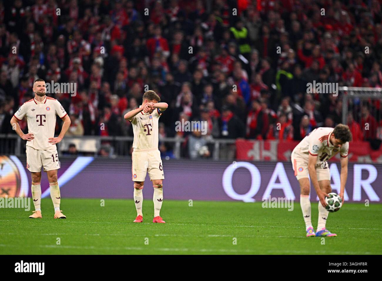 München, Deutschland. April 2025. Fußball, Champions League, FC Bayern München - Inter Mailand, Viertelfinale, erstes Leg, Allianz Arena. Der Münchner Eric Dier (l-r), der Münchner Joshua Kimmich und der Münchner Thomas Müller stehen nach der Niederlage 2-1 am Startpunkt. Quelle: Tom Weller/dpa/Alamy Live News Stockfoto