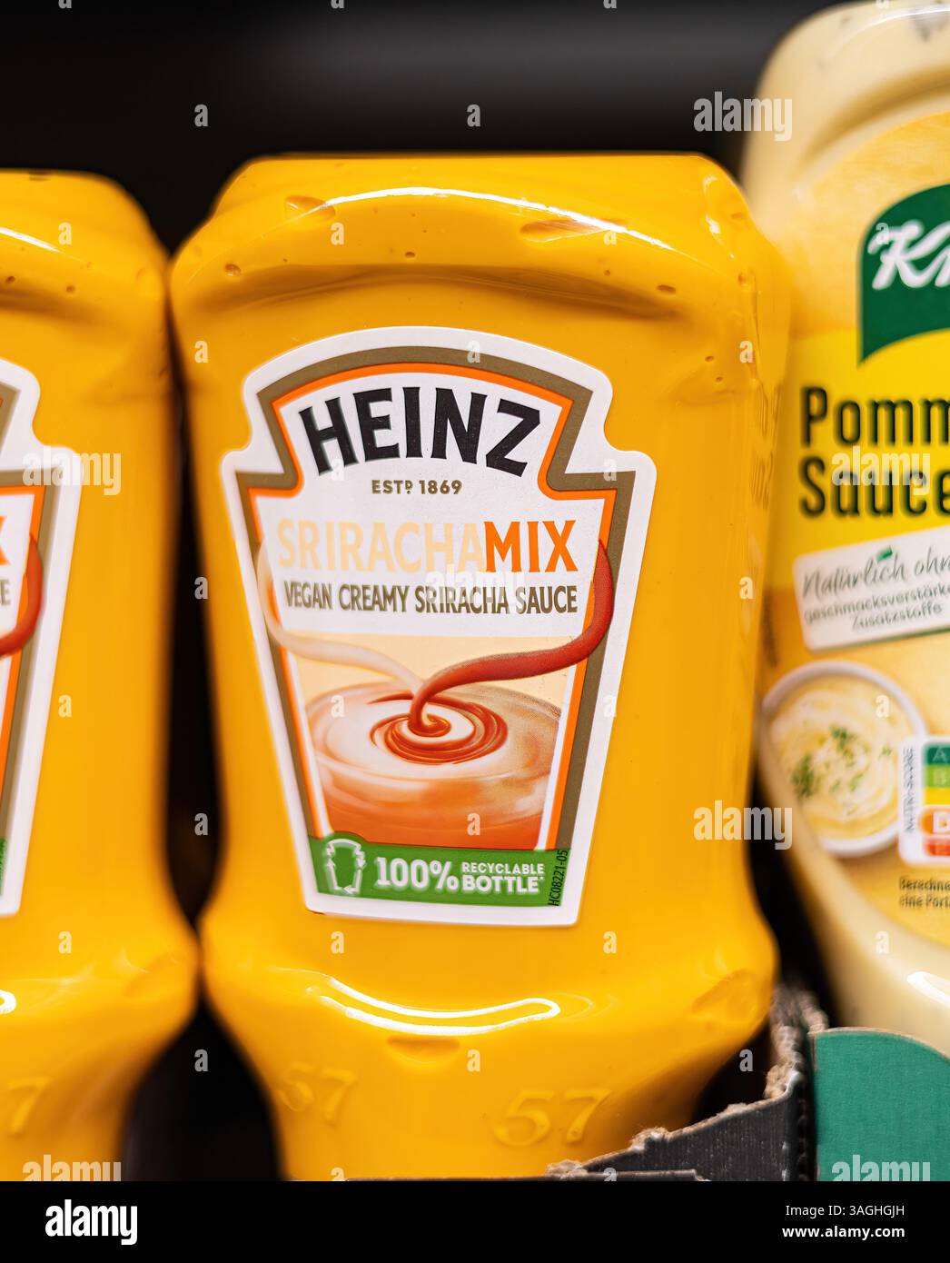 Eine Nahaufnahme von Heinz's veganem Sriracha-Mix mit cremiger Textur in einem auffälligen Flaschendesign für würzige Liebhaber. - FRANKFURT, DEUTSCHLAND - MÄRZ Stockfoto