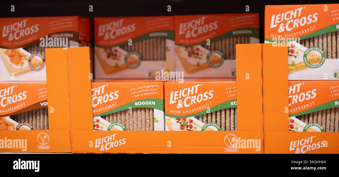 Verschiedene knusprige Cracker und Brotsticks, perfekt zum Kombinieren mit Dips, Vorspeisen oder als eigenständiger Snack. - FRANKFURT, DEUTSCHLAND - 21. MÄRZ 20 Stockfoto