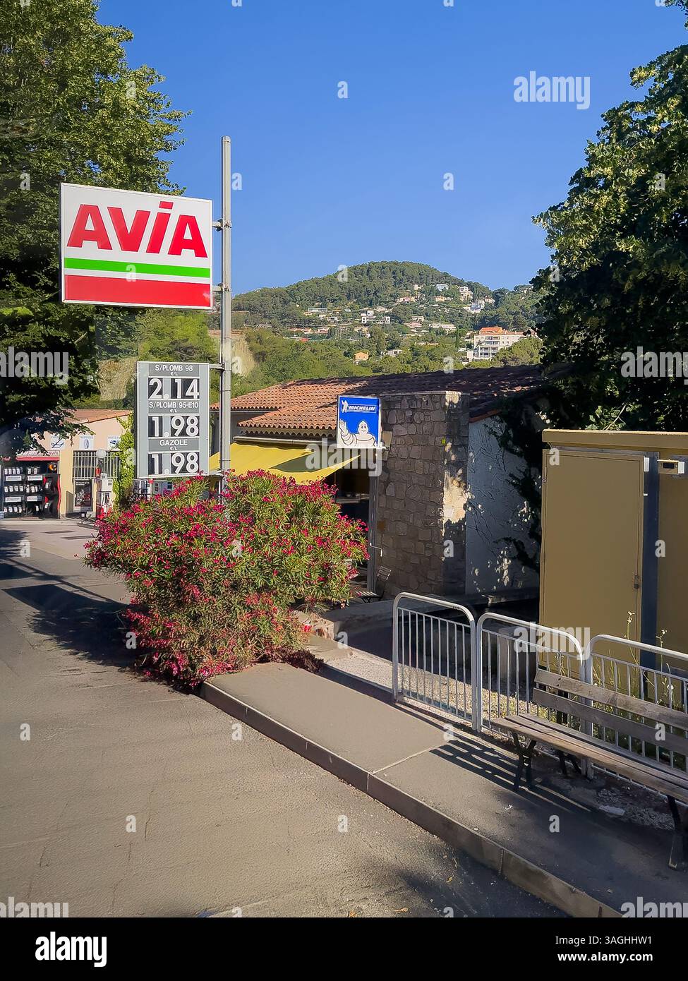 Eze, Frankreich - 9. Juli 2024: Tankstelle Avia an der M6007. Michelin-Reifenschild. Stockfoto