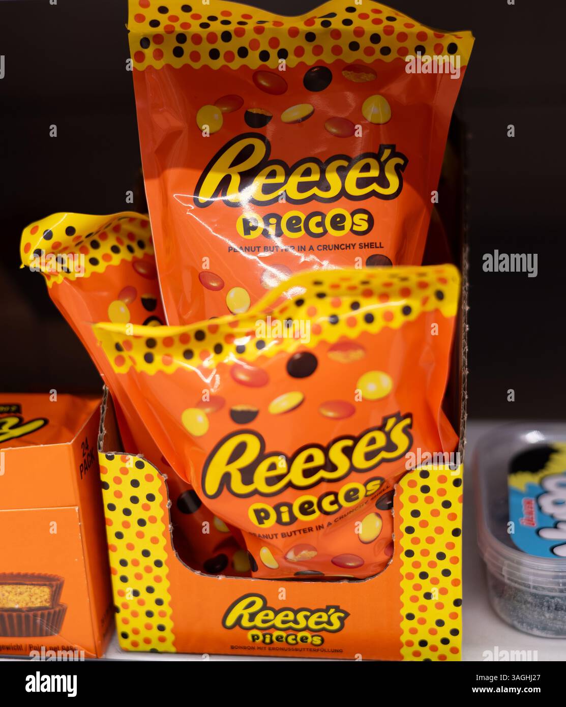 Die Verpackung von VIBRANT Reese's Pieces wird präsentiert und unterstreicht das auffällige Design und die köstlichen Erdnussbutter-Bonbons im Inneren. - FRANKFURT, DEUTSCHLAND - M Stockfoto