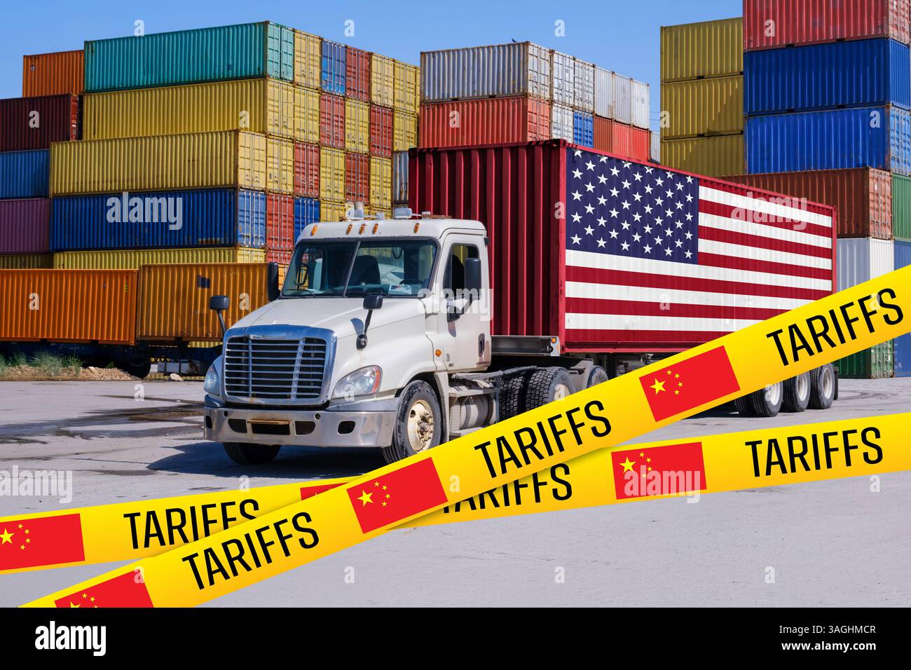 Ein mit den USA markierter Versandcontainer auf einem LKW, blockiert durch ein chinesisches Zollband, das die Auswirkungen des Handelskrieges auf die Beziehungen zwischen China und den USA symbolisiert - Montage Stockfoto
