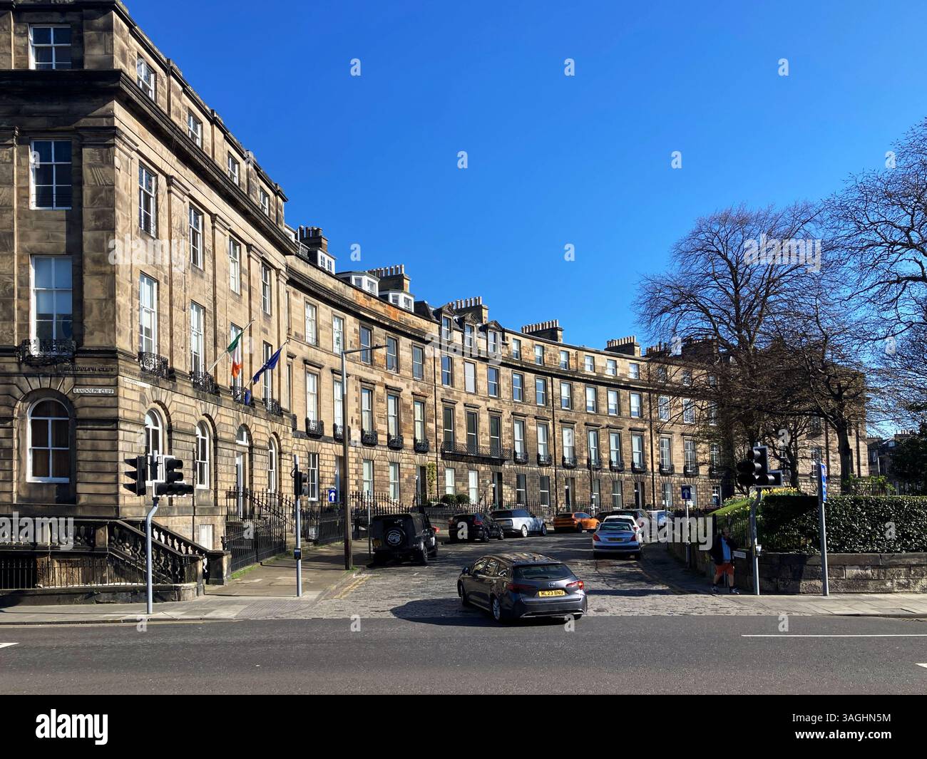 Randolph Crescent, Edinburgh New Town Streets, eine Mischung aus gehobenem Wohn- und Bürobereich, Edinburgh, Schottland - Smartphone-aufgenommenes Stockfoto