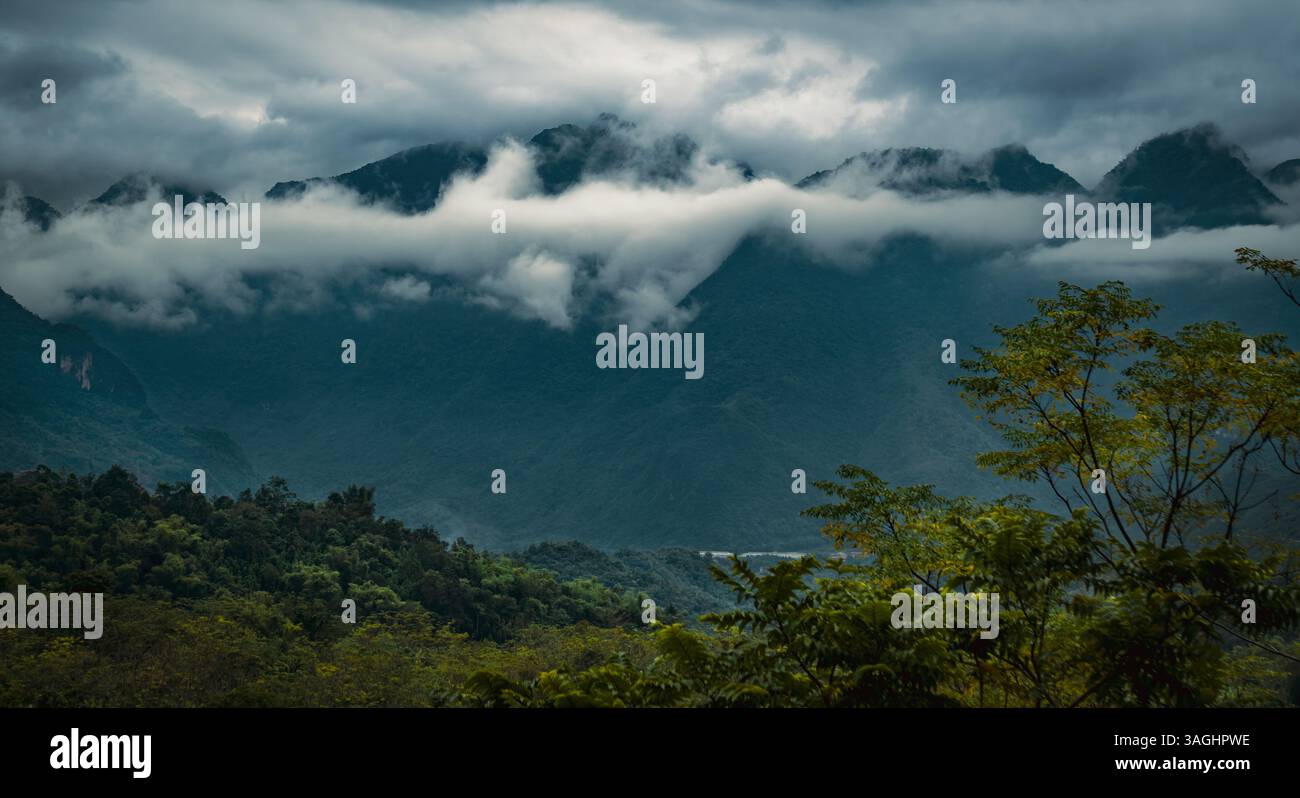 Malerischer Blick auf die Nebelberge in Mai Chau, Vietnam Stockfoto