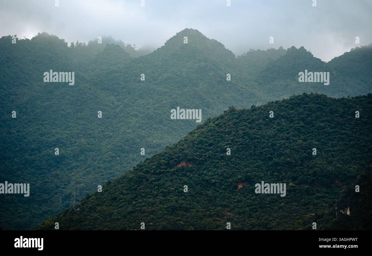 Malerischer Blick auf die Nebelberge in Mai Chau, Vietnam Stockfoto
