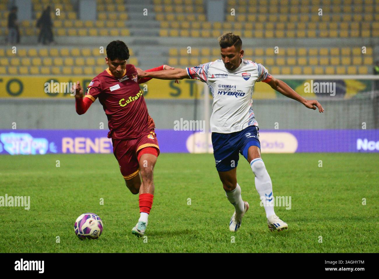 Kathmandu, Bagmati, Nepal. April 2025. MANISH DANGI von BUTWAL LUMBINI FC (braun) dribbelt als KULDIP KARKI von KATHMANDU RAYZRS FC (weiß) versucht, während des Spiels der Nepal Super League 2025 im Dasarath Rangasala Stadium in Kathmandu zu verteidigen. Quelle: Safal Prakash Shrestha/ZUMA Press Wire/ZUMA Wire/Alamy Live News Stockfoto