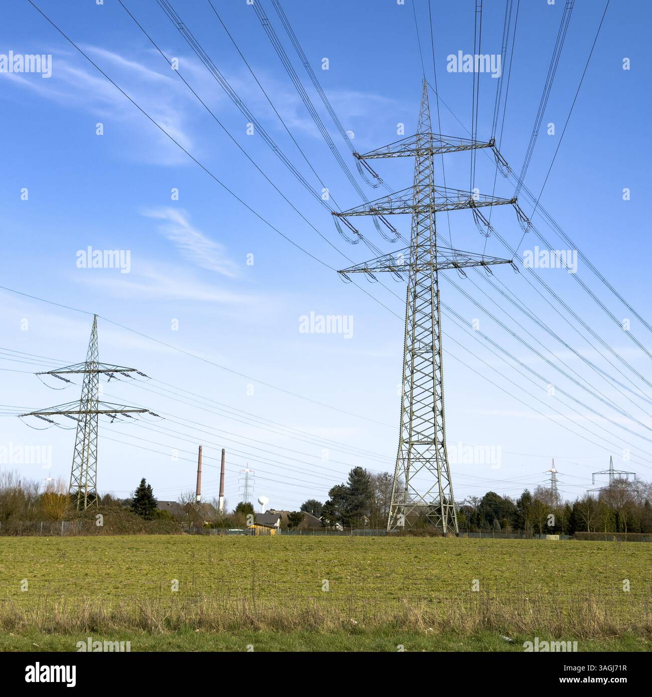 Freilandleitungen Stromleitungen Hochspannungsleitungen Überkopfstromleitungen an Freilandstrompolm Strommasten Hochspannungsmasten Stützmasten Stockfoto