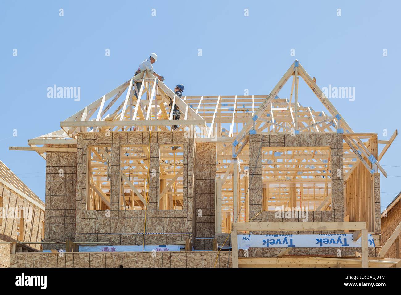 TORONTO, KANADA – 10. MAI 2017: Neues Haus wird gebaut, zwei Arbeiter installieren Dachbinder. Stockfoto